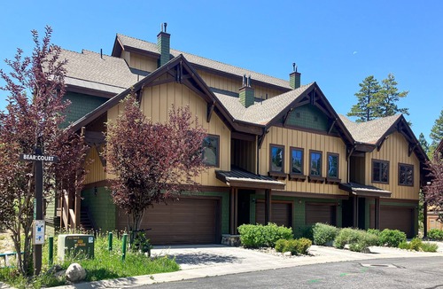 Woodwinds Condo | Stunning mountain condo on the golf course w/private hot tub & fireplace