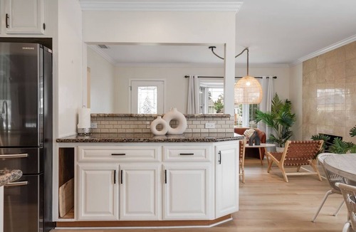 Bixby Knolls House | Stunning Retro Beach Oasis, Dual Living, Pool