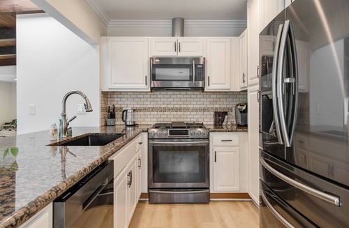 Bixby Knolls House | Stunning Retro Beach Oasis, Dual Living, Pool