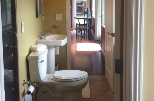 San Rafael Apartment | STUNNING SAN FRAN BAY/ MT TAM VIEWS, SLEEPS 6, LRG APT. w POOL, QUIET & CLEAN!!