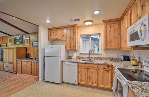 Mariposa Cottage | Stunning 'Treetop Villa' - 1 Mi to Dtwn Mariposa!