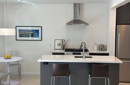 Palm Springs Cottage | Stylish 1-bedroom Guesthouse with pool, close to town