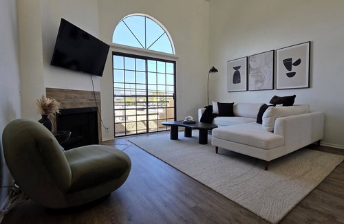 Beverly Hills Apartment | Stylish 2 bedroom + loft with rooftop patio and views near Beverly Hills