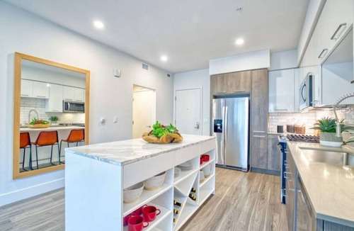 Fremont Condo | Stylish 2BR Condo w Pool & Fire Pit – Aya Apartments