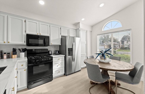 Elk Grove House | Stylish 3B2B SFH, King Bed, Fast Wi-Fi, Yard, Travel Crib, High Chair