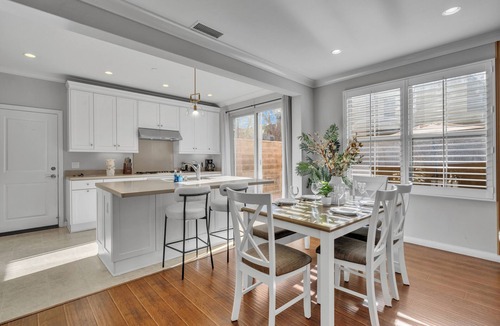 Stonegate House | Stylish 3BR End Unit Townhouse｜1st Floor BR｜Community Pool｜ Private Backyard #25