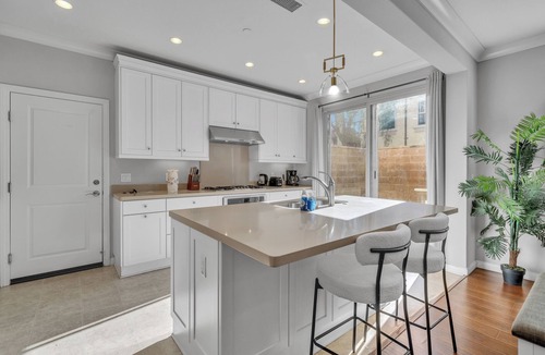 Stonegate House | Stylish 3BR End Unit Townhouse｜1st Floor BR｜Community Pool｜ Private Backyard #25