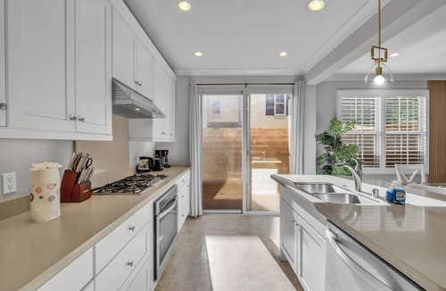 Stonegate House | Stylish 3BR End Unit Townhouse｜1st Floor BR｜Community Pool｜ Private Backyard #25