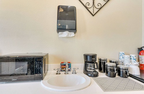 Atwater Apartment | Stylish Atwater Stay Near Yosemite Slps 4