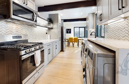 Boulder Bay House | Stylish Cabin Near the Lake w/ Wood-Burning Fireplace, Private Hot Tub, & WiFi!