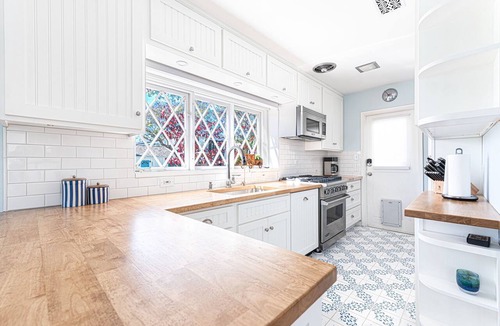 Corona del Mar Condo | Stylish Coastal Cottage w/Central AC, Modern Upgrades & Lush Patio – Walk to Beach & Dining!