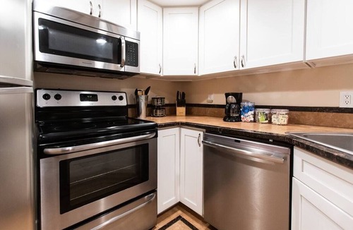 Ridgecrest Apartment | Stylish & Comfy ~ 5★ Location, Office, ♛Queen Bed