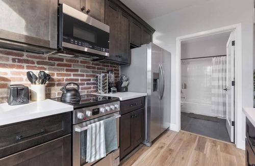 Tulare Apartment | Stylish Downtown Studio Loft Above Tap Yard