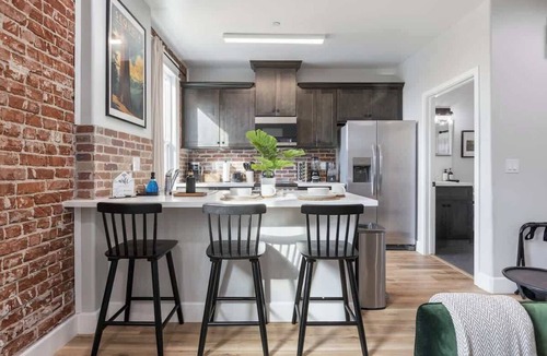Tulare Apartment | Stylish Downtown Studio Loft Above Tap Yard