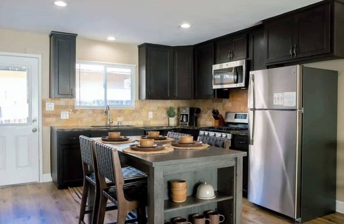 Raisin Apartment | Stylish Fresno Apartment Near Fig Garden Village