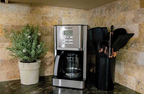 Raisin Apartment | Stylish Fresno Apartment Near Fig Garden Village