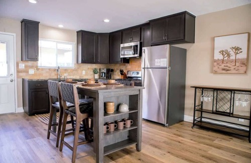 Raisin Apartment | Stylish Fresno Apartment Near Fig Garden Village