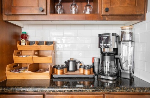 Monrovia House | Stylish LA Abode Close To Rose Bowl & City Of Hope
