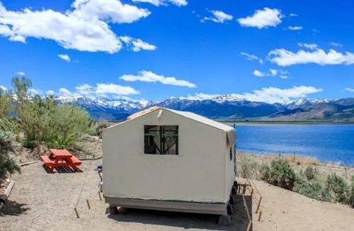 Bridgeport Other | Stylish Lakeside Glamping Cabin with Eastern Sierra Mountain Views near Bridgeport, California