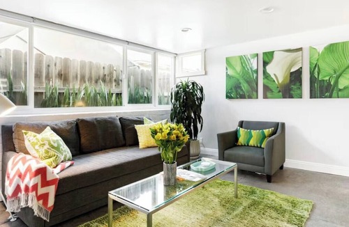 Pasadena House | Stylish Modern Guesthouse Close to the Metro