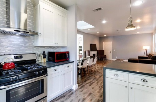 Lake Balboa House | Stylish Modern Lake Balboa Retreat 3 Bedroom House