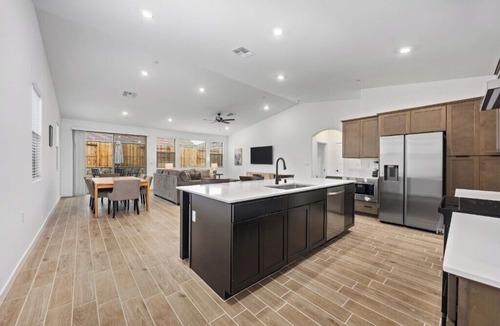 Pumpkin Center House | Stylish Modern Retreat Near Downtown Bakersfield!