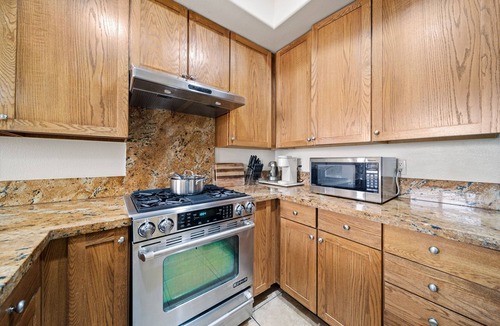 Duarte House | Stylish Mordern Retreat - 4 Beds house Free Onsite parking
