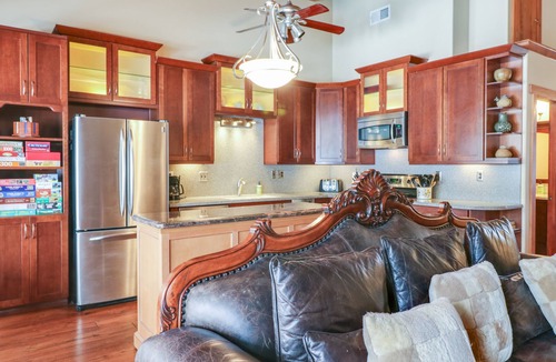 Mammoth Lakes Condo | Stylish mountain condo with WiFi, hot tub, & seasonal pool