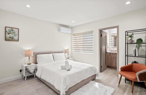 West Covina House | Stylish New Home Bright Modern & Fully Stocked