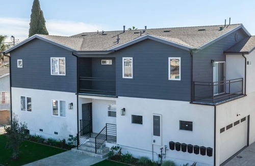 Lynwood House | Stylish New home Near DTLA, Disneyland, SOFI