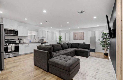 Lynwood House | Stylish New home Near DTLA, Disneyland, SOFI