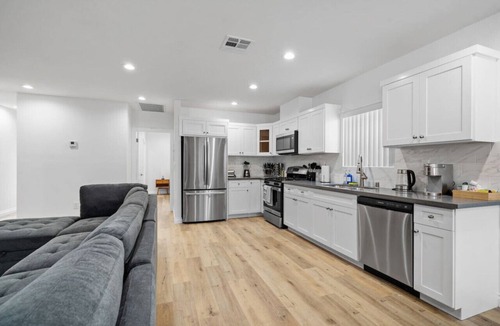Lynwood House | Stylish New home Near DTLA, Disneyland, SOFI