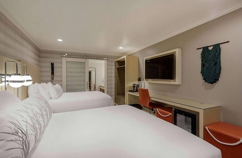 Southeast Torrance Hotel | Stylish Room & Relaxing Courtyard with Fire Pits and Breakfast included!