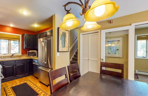 Incline Village House | Stylish Townhome with Deck & Shared Hot Tub - Walk to Beaches, Near Skiing