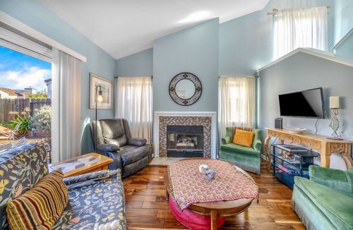 Marina House | Succulents & Seashells – Coastal Paradise! Beautiful Private Yard, Walk to Beach