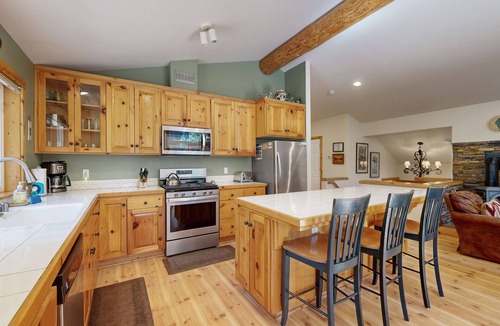 Tahoma House | Sugar Pine Haus with Hot Tub Bordering the State Park