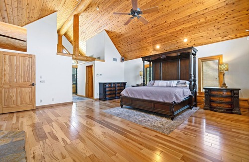 Clovis Cabin | Sugarloaf Ranch-Beautiful Log Cabin with mountain views!