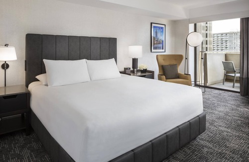 Financial District Hotel | Suite + Connecting Room at a 4⭐️ Hotel