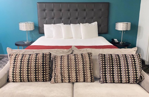 Torrance Hotel | Suite near Del Amo Mall, Coastal Attractions & Family-Friendly Activities