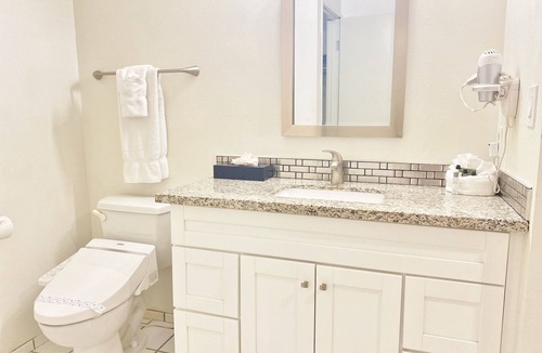 Torrance Hotel | Suite with free parking near Manhattan Beach, LAX access & South Bay dining