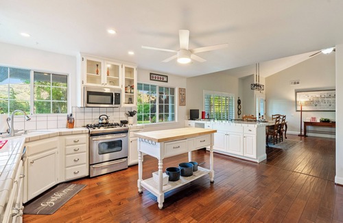 Templeton House | Summer Place! - Country Living with Waterfall Spa and Table Fire Feature!