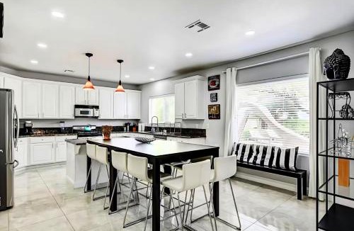 Las Vegas House | Summerlin Private Buddha Estate Resort - Pool, Spa, Sauna, Game Room, Basket ball, Mini golf, Gym