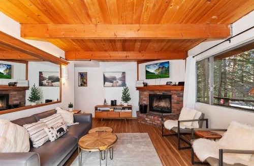 Big Bear Lake Ski Chalet | Summit Happy Cabin with HOT TUB! HIGH SPEED EV HOOKUP, CLOSE TO SLOPES