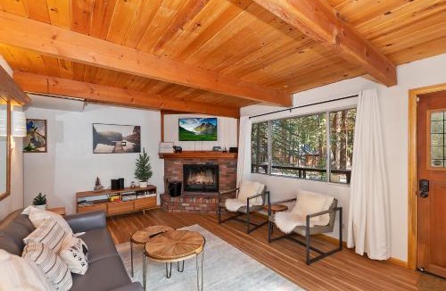 Big Bear Lake Ski Chalet | Summit Happy Cabin with HOT TUB! HIGH SPEED EV HOOKUP, CLOSE TO SLOPES
