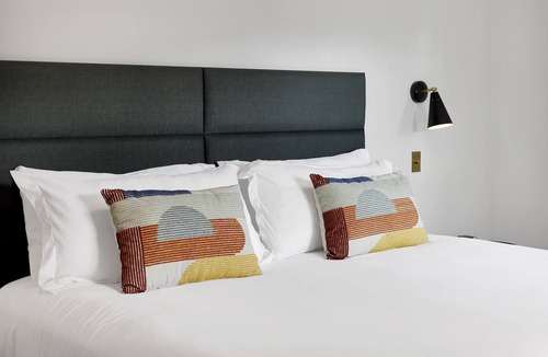 Mount Shasta Hotel | Summit Lofts, View Mt Shasta, King Bed, #204