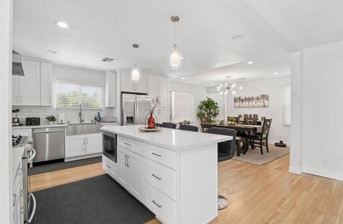 Valley Glen House | *Sun-Soaked NoHo Escape: Pool | BBQ/Bar | Firepit*