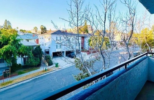 Westwood Apartment | Sunny balcony studio in Westwood, LA at 10 min walk to UCLA with Gym, WiFi, AC