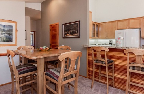 Mammoth Lakes House | Sunny, Bright & Warm 4/4 on the Snowcreek Meadow!