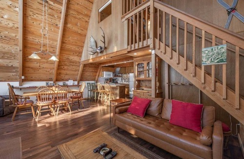 Tahoma House | Sunny Cabin in Chamberlands HOA Pool & Beach Access!