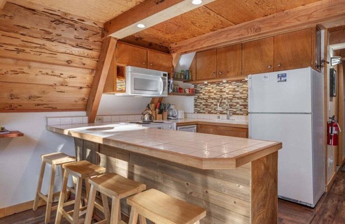 Tahoma House | Sunny Cabin in Chamberlands HOA Pool & Beach Access!